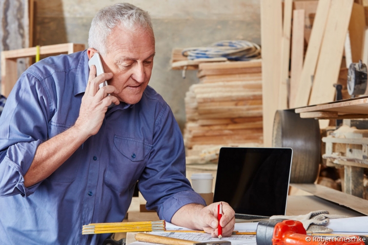 Artisan au téléphone