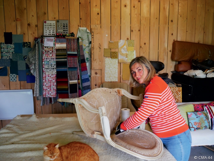 Isabelle Nicolas, tapissière-décoratrice, au milieu de son atelier