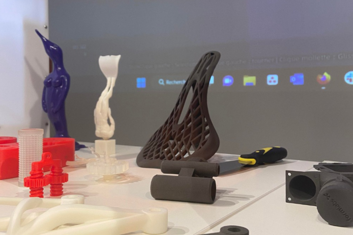 Des artisans découvrent l’impression 3D lors d’un atelier prototypage Des artisans découvrent l’impression 3D lors d’un atelier prototypage