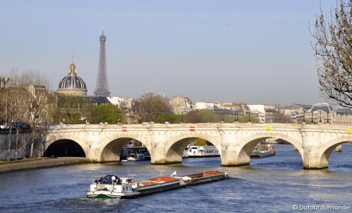 Bateau de fret naviguant sur la Seine