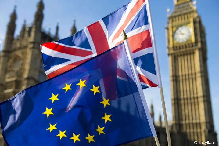 Drapeaux de l'Union européenne et du Royaume-Uni, flottant au vent devant le Big Ben.