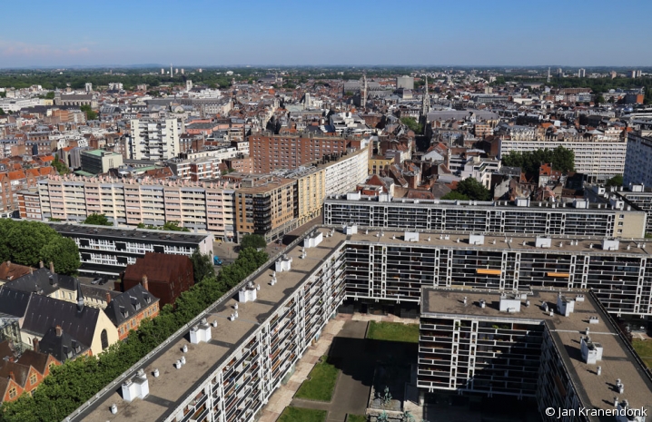 Vue du ciel d'immeubles HLM de la banlieue de Lille