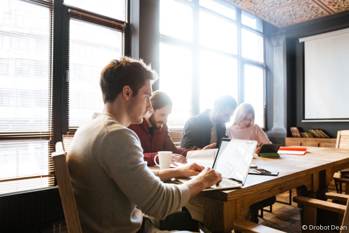 Collègues autour d'une table dans un espace de coworking 