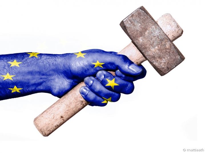 Europe Artisanat Drapeau européen en filigrane d'une main tenant un marteau