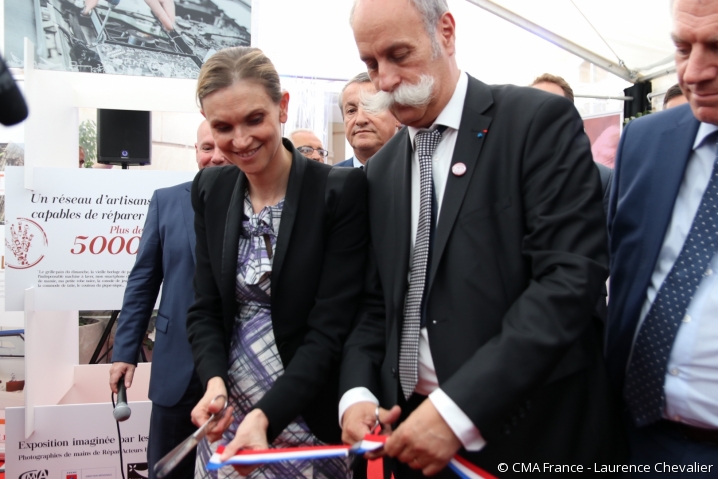 Agnès Pannier-Runacher et Bernard Stalter coupent un ruban bleu-blanc-rouge pour symboliser l'inauguration du 1er Forum des Initiatives.