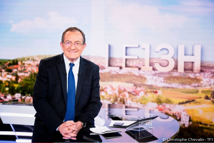 Jean-Pierre Pernault souriant, sur le plateau du 13 heures de TF1