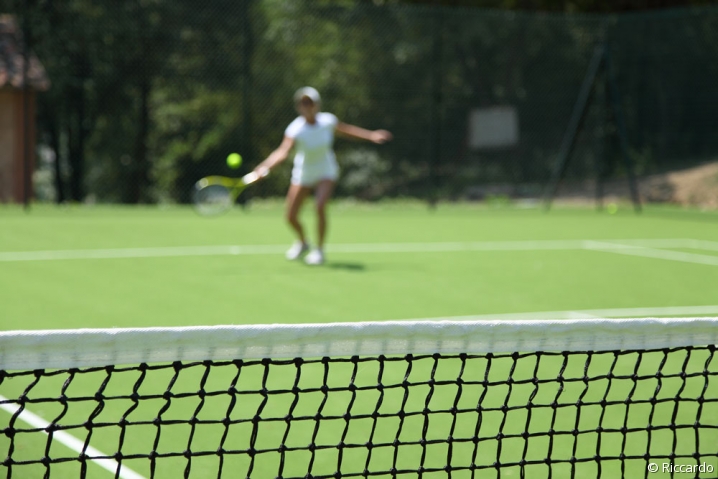 Illustration d'une joueuse de tennis amateur : Proximeo permet d'accéder à des offres de loisirs sportifs.
