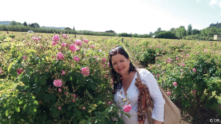 Nathalie Cirri dans un champ de fleurs roses