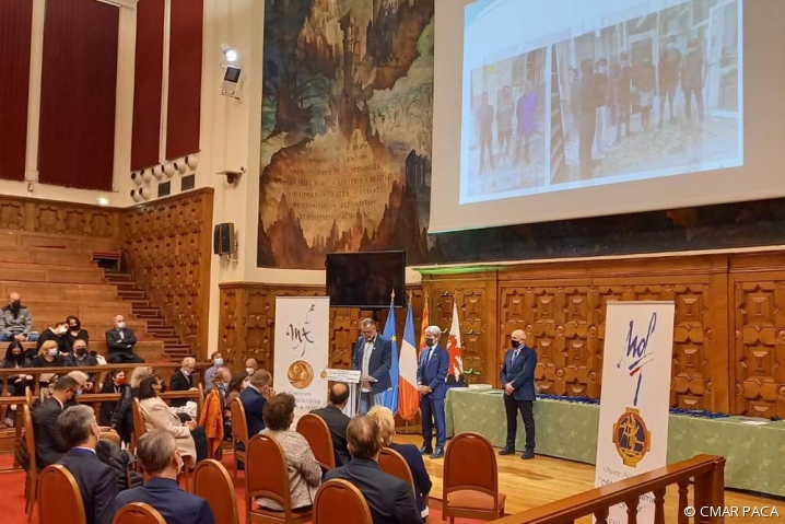 Monsieur Gilles Dutto saluant les médaillés. Remise de médailles du concours des meilleurs apprentis de France à Nice.