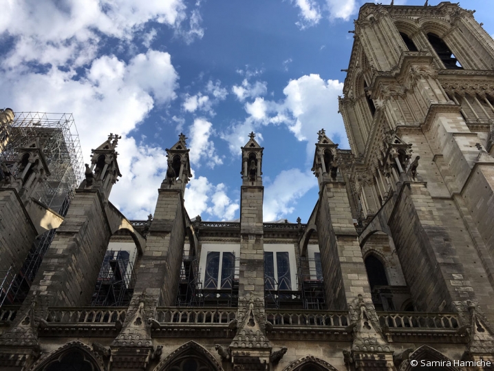 Vue du flanc ouest de Notre-Dame de Paris : la pierre est encore marquée de la suie de l'incendie.