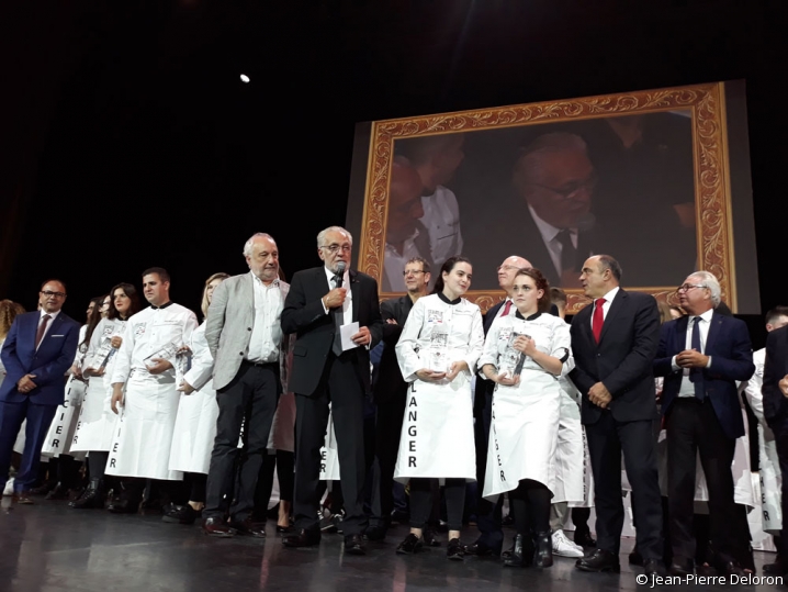 Joël Mauvigney entouré des lauréats des Rabelais des Jeunes Talents 2019