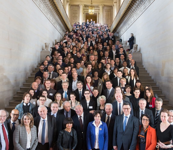 Les apprentis posent dans l'escalier d'honneur du Sénat, le  13 avril 2016.