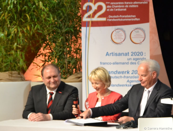 Hans Peter Wollseifer (g.), président de DHKT et Alain Griset (d.), président de l'APCMA  ont également renouvelé leur partenariat avec l'OFAJ (représenté par Béatrice Angrand, m.), en clôture des RFA 2016 .