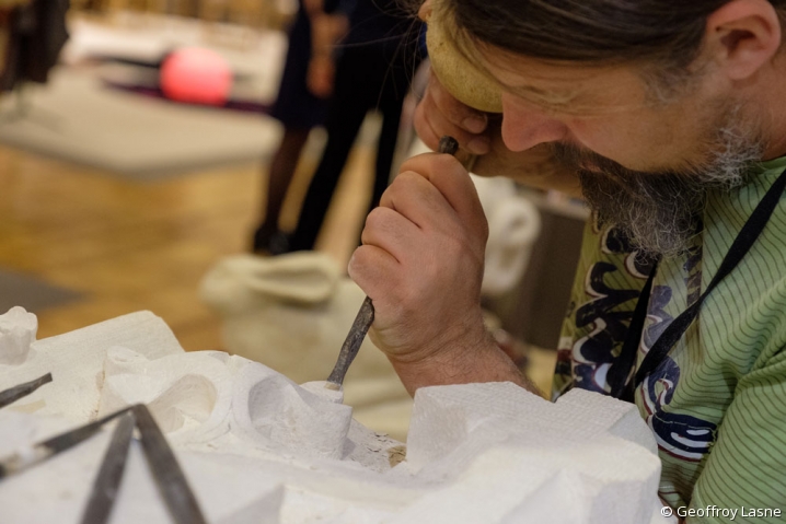 Tailleur de pierre en démonstration lors de l'édition 2018 du Salon international du patrimoine 