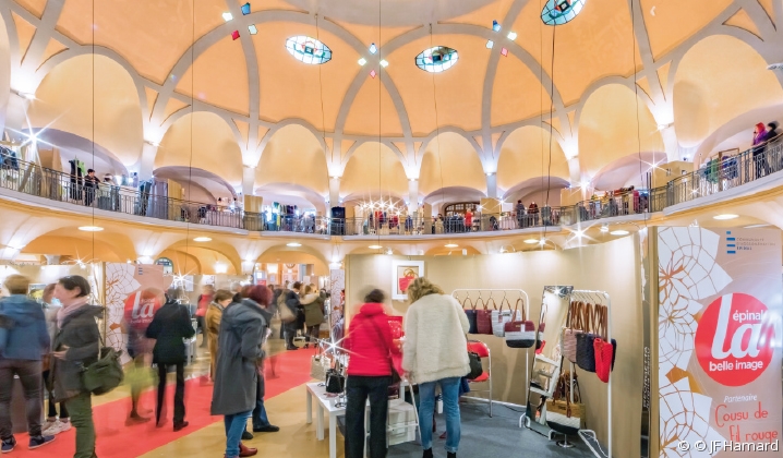 Cousu de Fil Rouge, la Rotonde prend des allures de grand magasin parisien… Cousu de Fil Rouge, la Rotonde prend des allures de grand magasin parisien…