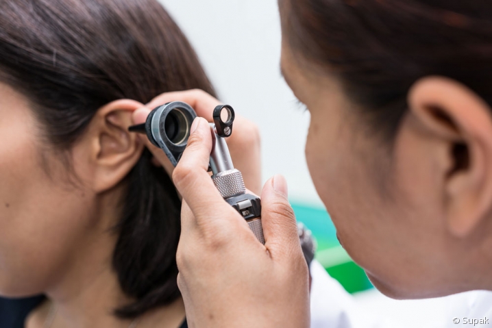 ORL examinant l'oreille d'un patient.