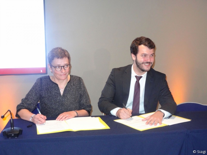 Karine Desroses et Jean Guiony signant la convention-cadre Action Cœur de Ville 