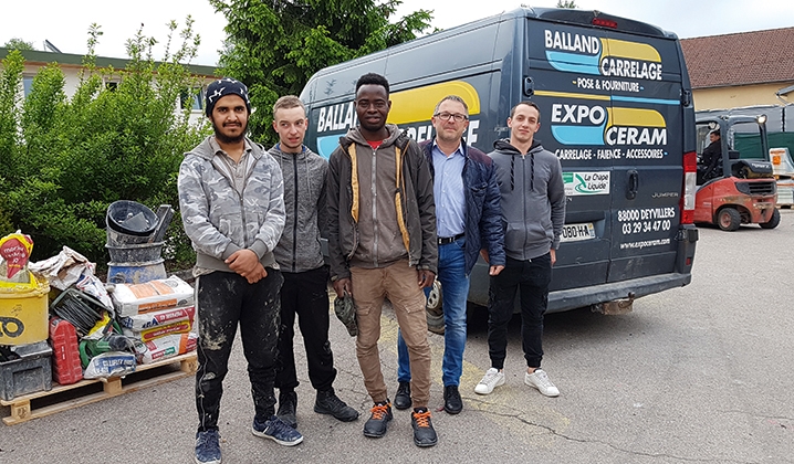 Une partie de l’équipe des dix apprentis de Balland Carrelage en route pour les chantiers : Isahq Masood, Florian Simon, Kenny Genin, Seydou Ballo, avec le dirigeant Philippe Balland. Une partie de l’équipe des dix apprentis de Balland Carrelage en route pour les chantiers : Isahq Masood, Florian Simon, Kenny Genin, Seydou Ballo, avec le dirigeant Philippe Balland.
