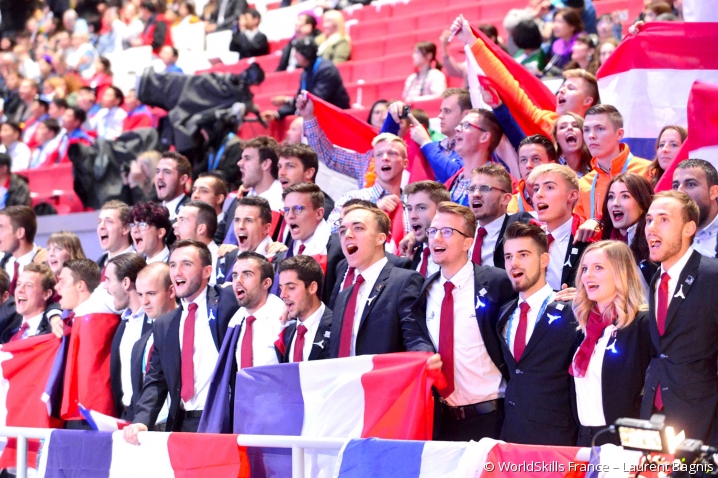 Photo de groupe de l'Equipe de France des métiers lors de la cérémonie de clôture.