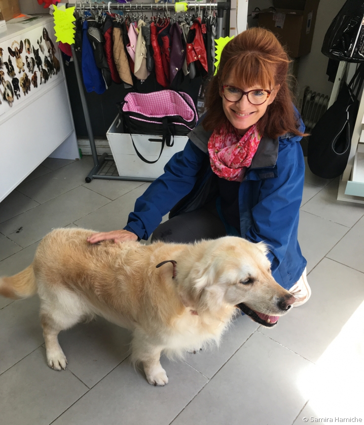 Athos et sa maîtresse, l'air souriant, à l'entrée de la boutique