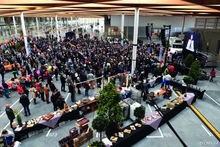 Vue du grand public, à la découverte des stands de la Cité du Goût et des Saveurs