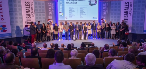 Photo de groupe des lauréats Trophées Garance 2019, leur prix à la main