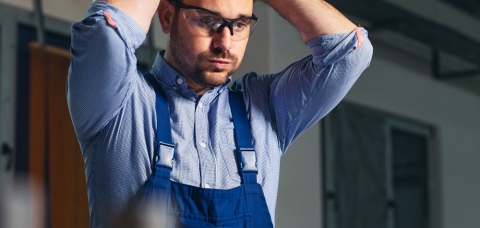 Artisan excédé face à son plan de travail