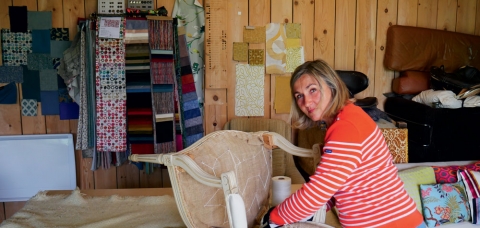 Isabelle Nicolas, tapissière-décoratrice, au milieu de son atelier