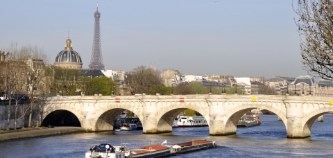 Bateau de fret naviguant sur la Seine