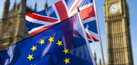 Drapeaux de l'Union européenne et du Royaume-Uni, flottant au vent devant le Big Ben.