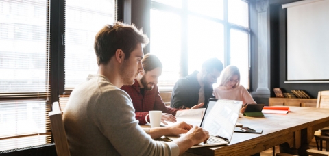 Collègues autour d'une table dans un espace de coworking 