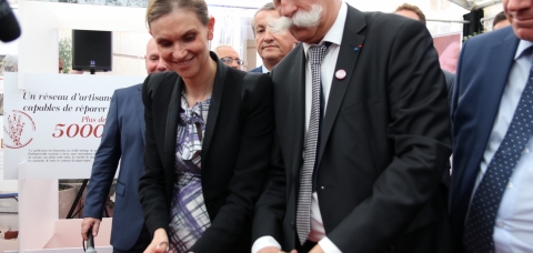 Agnès Pannier-Runacher et Bernard Stalter coupent un ruban bleu-blanc-rouge pour symboliser l'inauguration du 1er Forum des Initiatives.