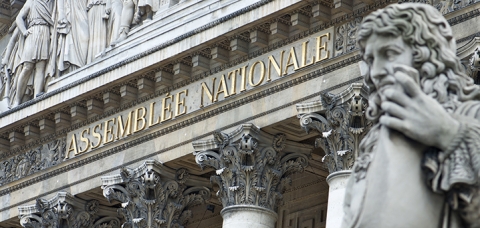 vue du fronton de l'Assemblée nationale