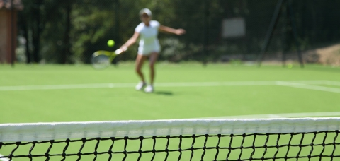 Illustration d'une joueuse de tennis amateur : Proximeo permet d'accéder à des offres de loisirs sportifs.