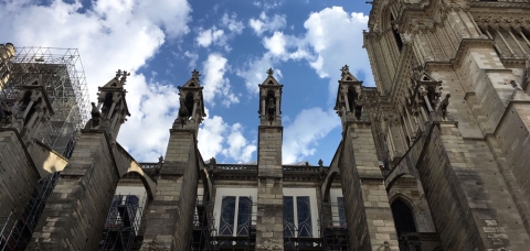 Vue du flanc ouest de Notre-Dame de Paris : la pierre est encore marquée de la suie de l'incendie.