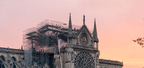 Photo de Notre-Dame de Paris avec un échafaudage 