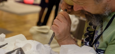 Tailleur de pierre en démonstration lors de l'édition 2018 du Salon international du patrimoine 