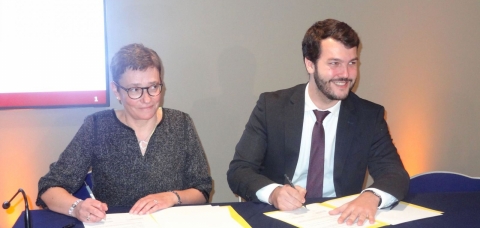 Karine Desroses et Jean Guiony signant la convention-cadre Action Cœur de Ville 