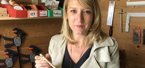 Julie Clessienne tenant le stylo qu'elle a contribué à fabriquer