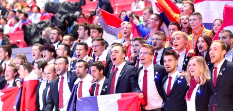 Photo de groupe de l'Equipe de France des métiers lors de la cérémonie de clôture.